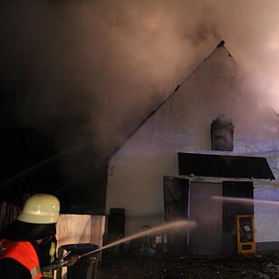 Scheune in der Silvesternacht niedergebrannt - Silvesterrakete vermutlich brandursŠchlich