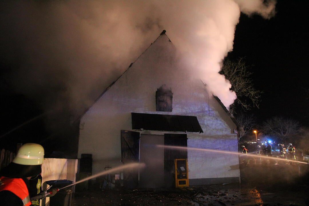 Scheune in der Silvesternacht niedergebrannt - Silvesterrakete vermutlich brandursŠchlich