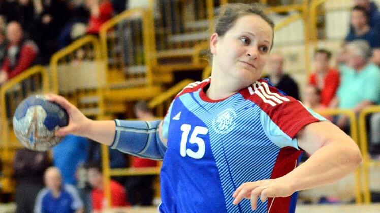 Kreisläuferin Lena Mergner hat in der 3. Liga schon wertvolle Erfahrungen gesammelt, die sie nun mit ihren Teamkameradinnen der Turnerschaft Herzogenaurach teilen kann. Foto: Archiv