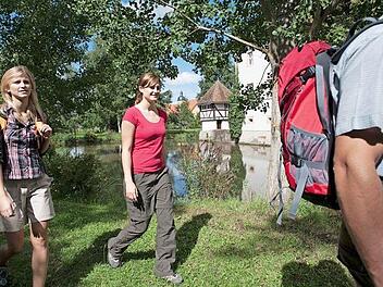 Am Wasserschloss Kleinbardorf, wo sich ein Skulpturenweg findet, kreuzen sich mehrere Wanderwege.  Foto: Haßberge Tourismus