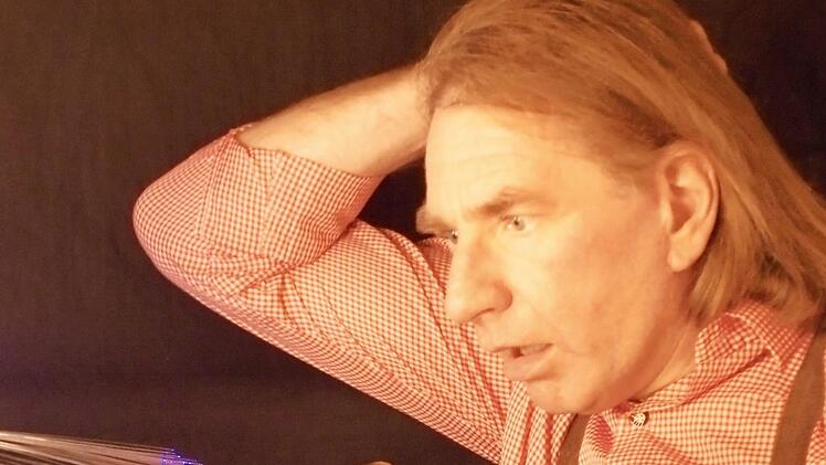 Rainer Dohlus nimmt sich auf Fränkisch die schöne, neue Datenwelt vor. Foto: PR
