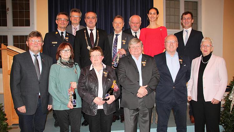 Acht "Marathonläufer des Ehrenamtes" und eine erfolgreiche junge Sportlerin wurden bei der Festsitzung des Gemeinderates in der ehemaligen Altenkunstadter Synagoge geehrt. Das Foto zeigt sie mit den drei Bürgermeistern.