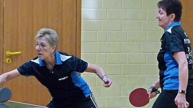 Sabine Wachs (links) und Sabine D&ouml;tsch legten mit ihrem Sieg im Doppel schon den Grundstein f&uuml;r den Erfolg des TTC Wohlbach im Spitzenspiel der Verbandsliga gegen den SSV Brand. Foto: Hubert Becker