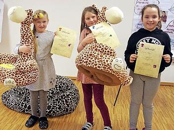 Millissa, Fiona und Kimara, drei der sieben neu ausgebildeten Streitschlichterinnen, freuen sich über ihre Urkunden. Foto: Heike Schülein