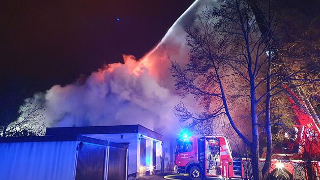Im Landkreis Ansbach kam es am Abend zu einem verheerenden Brand in einem Wohnhaus. Eine Frau kam dabei ums Leben.