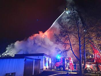 Im Landkreis Ansbach kam es am Abend zu einem verheerenden Brand in einem Wohnhaus. Eine Frau kam dabei ums Leben.