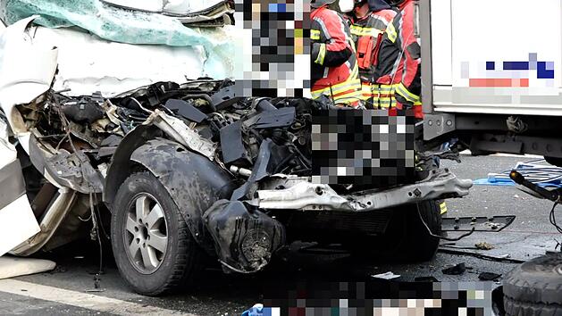 Zwei Tote nach Verkehrsunfall auf A6: Transporter und Lastwagen kollidiert