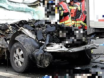 Zwei Tote nach Verkehrsunfall auf A6: Transporter und Lastwagen kollidiert