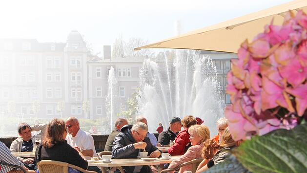 Voll besetzte Caf&eacute;tische wie hier an einem sch&ouml;nen Fr&uuml;hlingstag vor Corona im Rosengarten, wird es dieses Jahr vorerst nicht geben. Die Stadt Bad Kissingen verzichtet deshalb  f&uuml;r 2021 auf die Geb&uuml;hren f&uuml;r Au&szlig;enbestuhlung und Warenauslagen. Foto: Benedikt Borst/Archiv