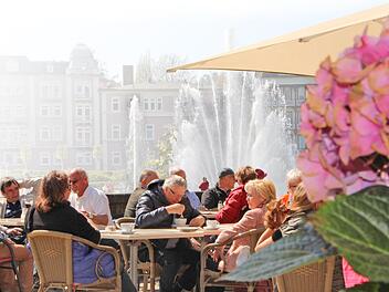 Voll besetzte Cafétische wie hier an einem schönen Frühlingstag vor Corona im Rosengarten, wird es dieses Jahr vorerst nicht geben. Die Stadt Bad Kissingen verzichtet deshalb  für 2021 auf die Gebühren für Außenbestuhlung und Warenauslagen. Foto: Benedikt Borst/Archiv