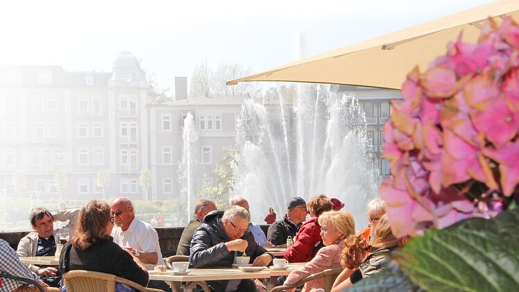 Voll besetzte Cafétische wie hier an einem schönen Frühlingstag vor Corona im Rosengarten, wird es dieses Jahr vorerst nicht geben. Die Stadt Bad Kissingen verzichtet deshalb  für 2021 auf die Gebühren für Außenbestuhlung und Warenauslagen. Foto: Benedikt Borst/Archiv