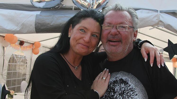 Das war wohl Ronald Röttgens beste Idee: Zum 50. Geburtstag seiner Frau Cathrin kam Puhdy-Star "Quaster" alias Dieter  Hertrampf mit Friends.