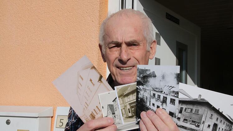 Das Hammelburger Urgestein Josef Kirchner erinnert sich noch gut an den fr&uuml;heren Bullenstall am Viehmarkt. Hier zeigt der 85-J&auml;hrige historische Aufnahmen aus seinem gro&szlig;en Bilder-Fundus.
