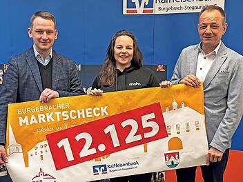 Bürgermeister Johannes Maciejonczyk (l.), Julia Burmeister (meinBurgebrach.de) und Peter Röckelein (Raiffeisenbank)