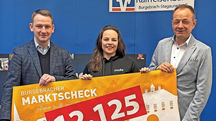 Bürgermeister Johannes Maciejonczyk (l.), Julia Burmeister (meinBurgebrach.de) und Peter Röckelein (Raiffeisenbank)