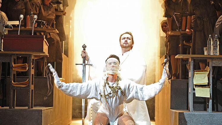 Erfolgsstück der zu Ende gehenden Saison: Die Neuinszenierung von Wagners "Lohengrin" (Szene mit Mariusz Czochrowski als Schwan und Daniel Kirch in der Titelrolle) am Landestheater verzeichnete 85,3 Prozent Platzauslastung.Foto: Andrea Kremper