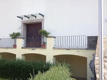 Eine für dieses Jahr vorgesehene Renovierung der Außenanlage der Ramsthaler Kirche mit 50 000 Euro wurde in das kommende Jahr verschoben. Einige Räte zweifelten bereits jetzt den Sinn einer solchen Investition an, wenn der Durchgang nicht überdacht wird. Foto: Andreas Lomb