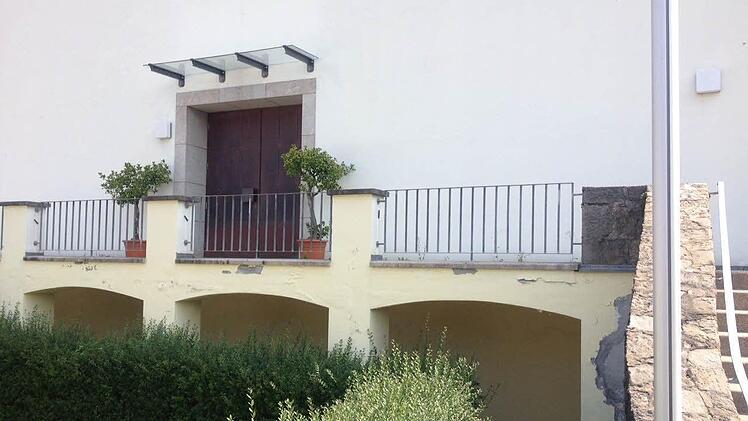 Eine für dieses Jahr vorgesehene Renovierung der Außenanlage der Ramsthaler Kirche mit 50 000 Euro wurde in das kommende Jahr verschoben. Einige Räte zweifelten bereits jetzt den Sinn einer solchen Investition an, wenn der Durchgang nicht überdacht wird. Foto: Andreas Lomb