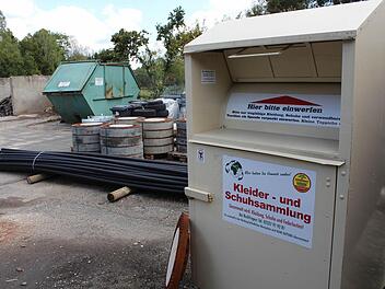 Illegal auf öffentlichem Grund aufgestellte Altkleidercontainer werden in Höchstadt immer wieder eingesammelt und auf dem Lagerplatz des Bauhofs deponiert. Foto: Andreas Dorsch