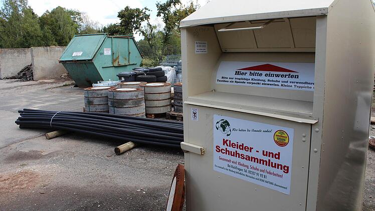 Illegal auf öffentlichem Grund aufgestellte Altkleidercontainer werden in Höchstadt immer wieder eingesammelt und auf dem Lagerplatz des Bauhofs deponiert. Foto: Andreas Dorsch