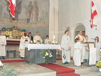 Der Innenraum der katholischen Kirche Bruder-Konrad in Burgpreppach bei einem Gottesdienst mit Bernard Unabali, Bischof von Bougainville, Papua-Neuguinea, der 2012 in Burgpreppach zu Gast war.  Foto: Schmidt
