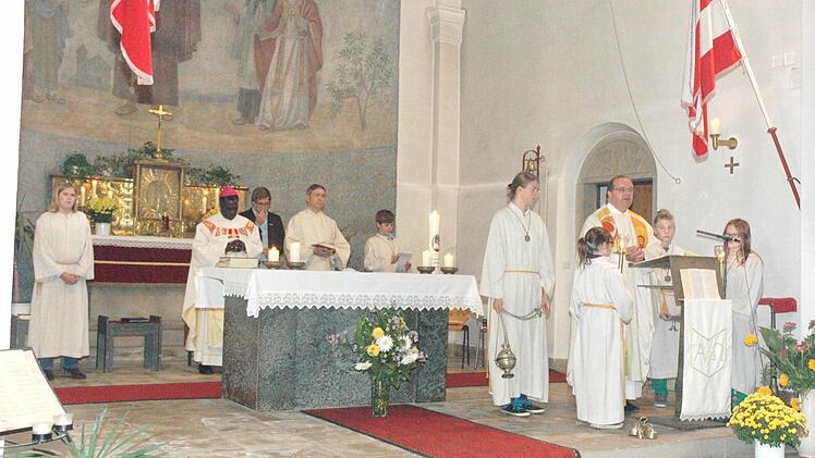 Der Innenraum der katholischen Kirche Bruder-Konrad in Burgpreppach bei einem Gottesdienst mit Bernard Unabali, Bischof von Bougainville, Papua-Neuguinea, der 2012 in Burgpreppach zu Gast war.  Foto: Schmidt