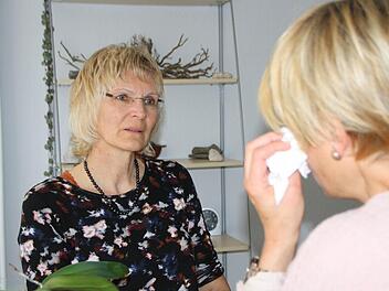 Viele, die sich in der AGUS-Selbsthilfegruppe austauschen, holen sich auch Rat und Hilfe von Sozialpädagogin Maritta Düring-Haas, hier in einem nachgestellten Beratungsgespräch mit Gabi M. Foto: Ralf Ruppert