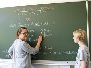 Lehrerin Mirjam Fuchs erklärt der Ganztagsklasse 7b an der Gottfried-Neukam-Mittelschule die s-Laut-Regeln.  Foto: Gottfried-Neukam-Schule
