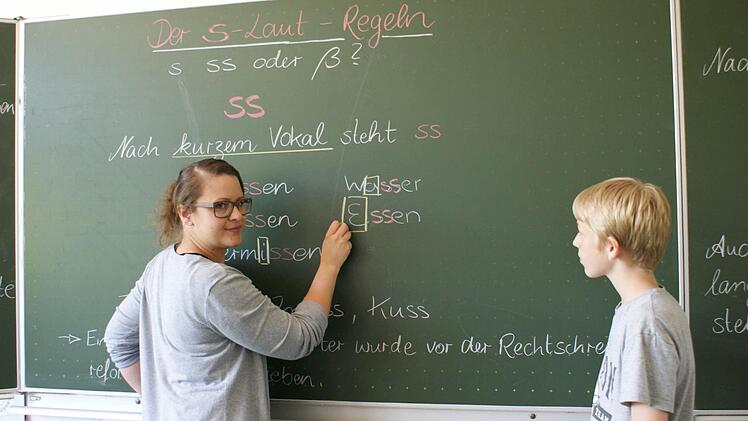 Lehrerin Mirjam Fuchs erklärt der Ganztagsklasse 7b an der Gottfried-Neukam-Mittelschule die s-Laut-Regeln.  Foto: Gottfried-Neukam-Schule