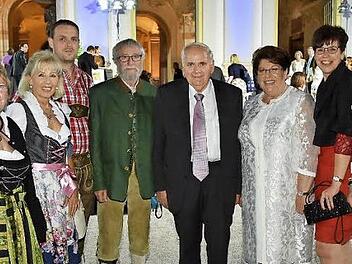 Die G&auml;ste aus dem Coburger Land im Schloss Schlei&szlig;heim (von links): Renate Heerdegen, Cordi M&uuml;ller, Gerhard Kirchner, Herbert Heerdegen, Otto Schuhmann, Ehemann von MdL Susann Biedefeld, Landtagspr&auml;sidentin Barbara Stamm, Susann Biedefeld und Herbert M&uuml;ller Foto: pr