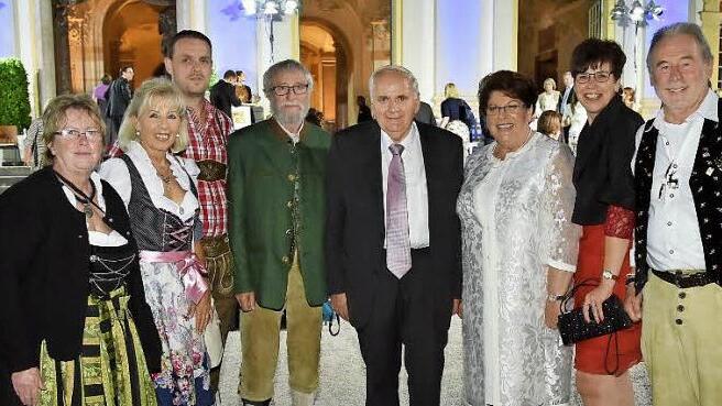Die G&auml;ste aus dem Coburger Land im Schloss Schlei&szlig;heim (von links): Renate Heerdegen, Cordi M&uuml;ller, Gerhard Kirchner, Herbert Heerdegen, Otto Schuhmann, Ehemann von MdL Susann Biedefeld, Landtagspr&auml;sidentin Barbara Stamm, Susann Biedefeld und Herbert M&uuml;ller Foto: pr