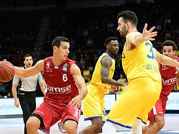 Nikos Zisis (mit Ball) setzte seine Nebenleute in Szene, hier sucht er gegen Yannick Freese nach einer Anspielstation. Allerdings schied der Grieche im dritten Viertel mit einer Knöchelverletzung aus. Fotos: Hans-Martin Issler und Daniel Löb