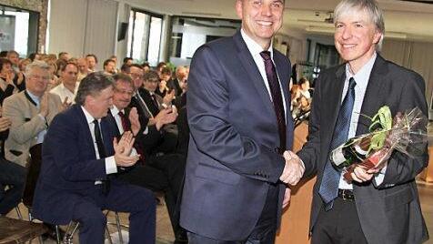 Regierungsvizepräsident Thomas Engel (rechts) reichte dem Leiter des Beruflichen Schulzentrums, Alexander Battistella, die Hand.  Foto: S. Adam