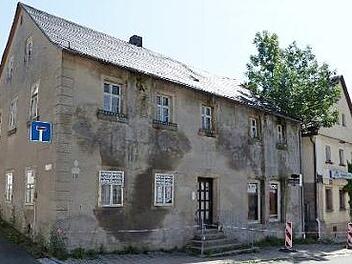 Die beiden Anwesen Marktstraße 12 und 14 in Marktleugast sollen abgerissen werden. Foto: Klaus-Peter Wulf