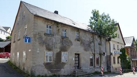 Die beiden Anwesen Marktstraße 12 und 14 in Marktleugast sollen abgerissen werden. Foto: Klaus-Peter Wulf
