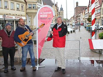 Peter "Fuffy" Schmitt, Alexander Müller und Bürgermeister Hennemann (im Bild von links) stimmten gemeinsam ein Bürgerrechtler-Lied an und miteinander überein: "Rassisten sollen bei uns keine Chance haben".   Foto: Ralf Kestel