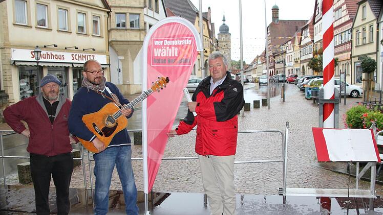 Peter "Fuffy" Schmitt, Alexander Müller und Bürgermeister Hennemann (im Bild von links) stimmten gemeinsam ein Bürgerrechtler-Lied an und miteinander überein: "Rassisten sollen bei uns keine Chance haben".   Foto: Ralf Kestel