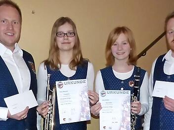 Unser Bild zeigt (von links) Vorsitzenden Patrick Rosa, Fiona Binczyk, Julia Müller und zweiten Vorsitzenden Thomas Olland.  Foto: Klaus-Peter Wulf