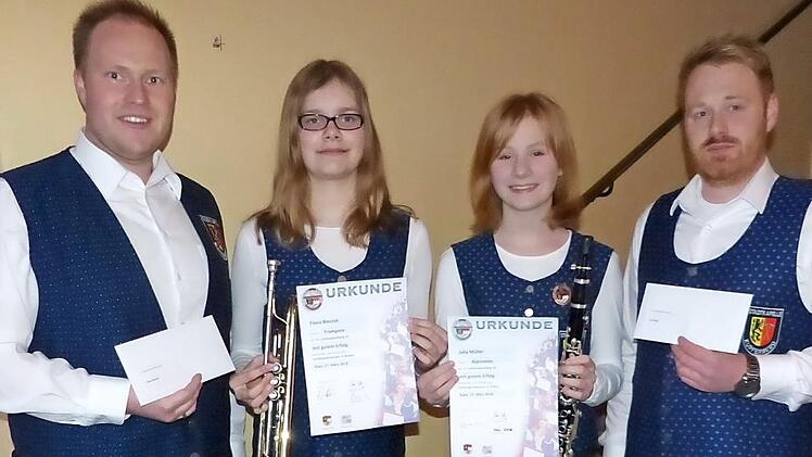 Unser Bild zeigt (von links) Vorsitzenden Patrick Rosa, Fiona Binczyk, Julia Müller und zweiten Vorsitzenden Thomas Olland.  Foto: Klaus-Peter Wulf