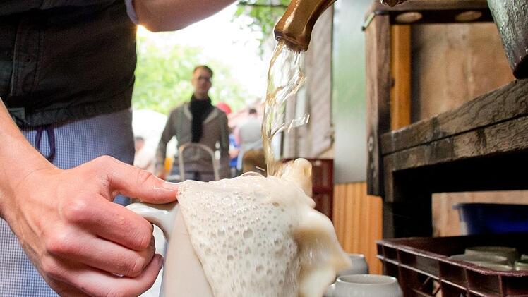 Kühles Bier trifft auf erhitzte Gemüter: Die Diskussion um den Bierpreis auf dem Berch 2018 ist in vollem Gange. Ein Meinungsbeitrag zur Bergkirchweih in Erlangen. Symbolfoto: Daniel Karmann/dpa