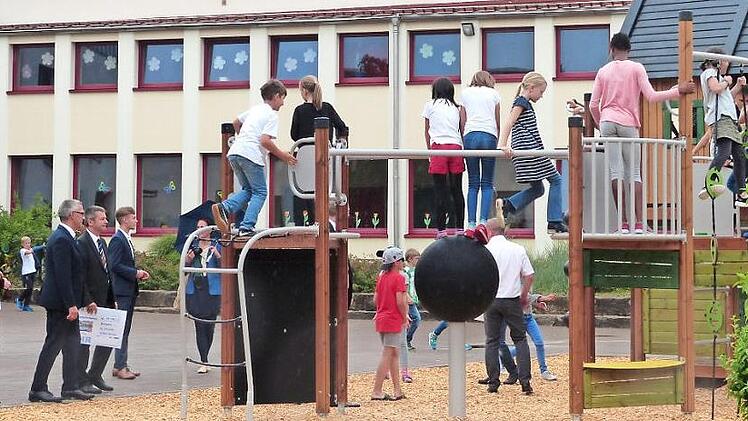 Die Schule in Baiersdorf wird bald zu klein. Die Stadt trägt sich daher mit Erweiterungsplänen.  Foto: Pauline Lindner