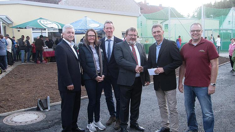 Allen Grund zum Feiern hatten (von links) Bürgermeister Peter Hart, Cordula Kuhlmann, Robert Stumpf, Manfred Öftring, Architekt Thomas Ruser und Arbeitskreisvorsitzender Rainer Heid. Winfried Ehling