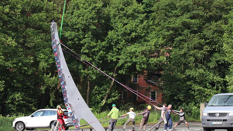 Die Kletterwand wird vom Hubschrauber langsam nach oben gezogen.Foto: Katrin Geyer