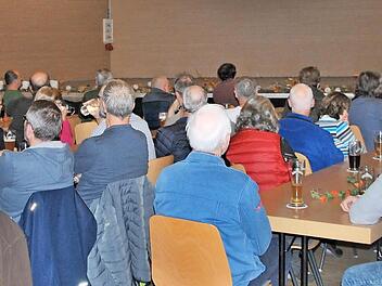 In der Heilig-L&auml;nder-Halle in Neubrunn diskutierten die B&uuml;rger beim B&uuml;rgerforum mit dem B&uuml;rgermeister Karl Heinz Kandler.  Foto: Ewald Stretz