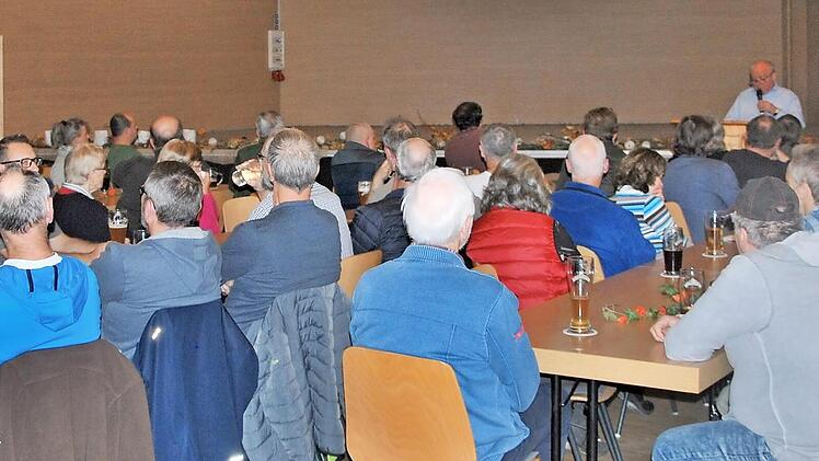 In der Heilig-L&auml;nder-Halle in Neubrunn diskutierten die B&uuml;rger beim B&uuml;rgerforum mit dem B&uuml;rgermeister Karl Heinz Kandler.  Foto: Ewald Stretz