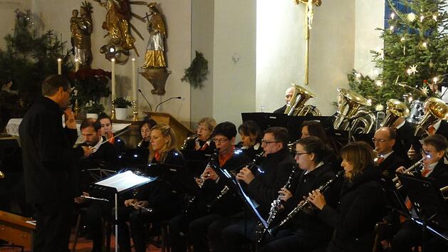 Die Poppenrother Musikanten stimmten in der St. Ulrich - Kirche auf das Weihnachtsfest ein. Foto: Wolfgang Wimmel