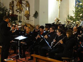 Die Poppenrother Musikanten stimmten in der St. Ulrich - Kirche auf das Weihnachtsfest ein. Foto: Wolfgang Wimmel