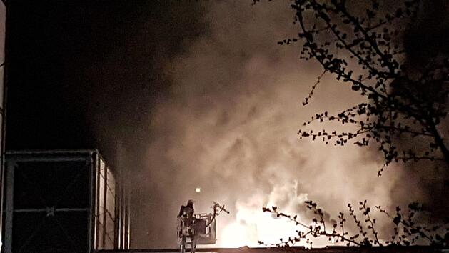 Auch die Drehleiter war im Einsatz. Foto: Alexander Hartmann