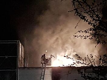 Auch die Drehleiter war im Einsatz. Foto: Alexander Hartmann