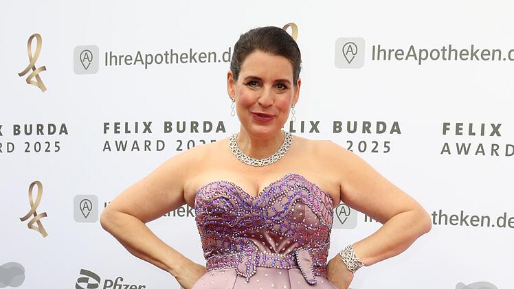 Elena Uhlig, hier bei der Verleihung der Felix Burda Awards am 9. Mai 2025 in Berlin, ist mit ihrer Figur zufrieden. Trotzdem hat sich die Schauspielerin eine Abnehmspritze verschrieben lassen - aus gesundheitlichen Gr&uuml;nden, wie sie sagt.